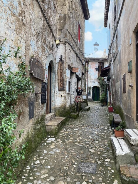 Photo narrow alley amidst old buildings in city