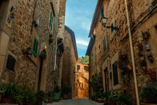 Foto stretto vicolo in mezzo a vecchi edifici in città