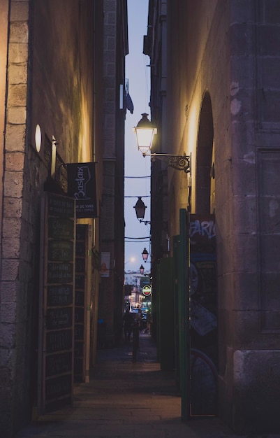 Photo narrow alley in city at dusk