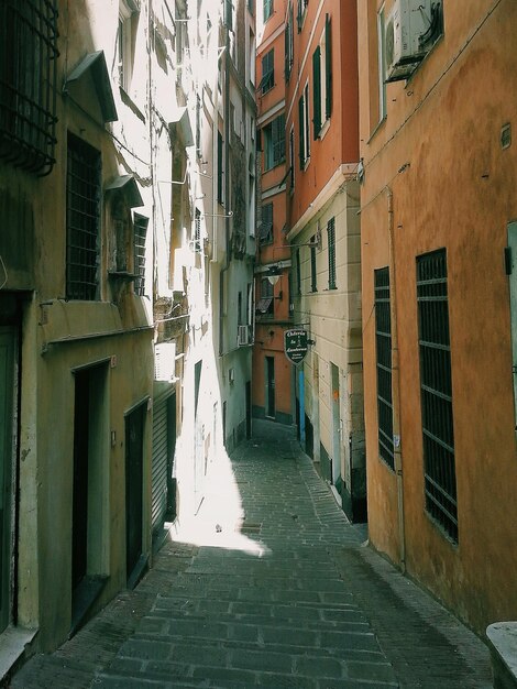 Foto stretto vicolo in città