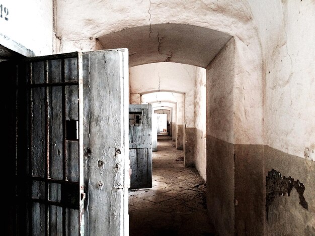 Photo narrow alley in old building