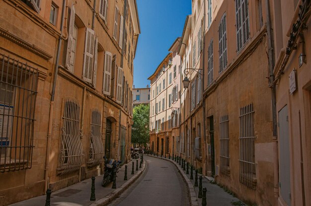 Photo narrow alley with buildings in the shadow at aix-en-provence in the french provence