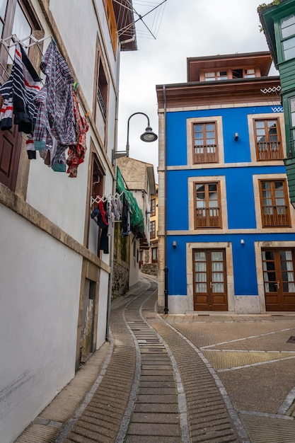 그림 같은 Cudillero Asturias 마을의 어부 집이 있는 좁은 골목