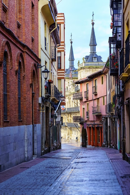 Vicolo stretto con vecchi edifici e municipio di leon sullo sfondo spagna