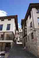 Photo a narrow alleyway is flanked by two buildings these structures are constructed of stone