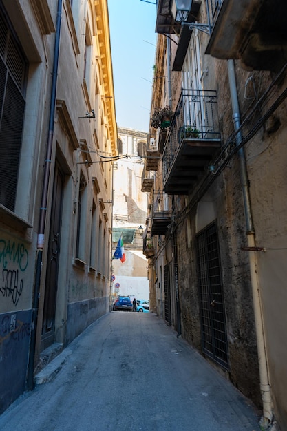 Photo a narrow alleyway with graffiti on the wall