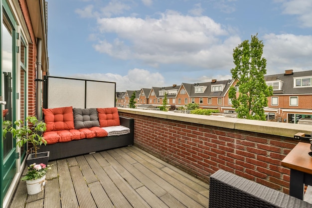 Photo narrow balcony with chair and door