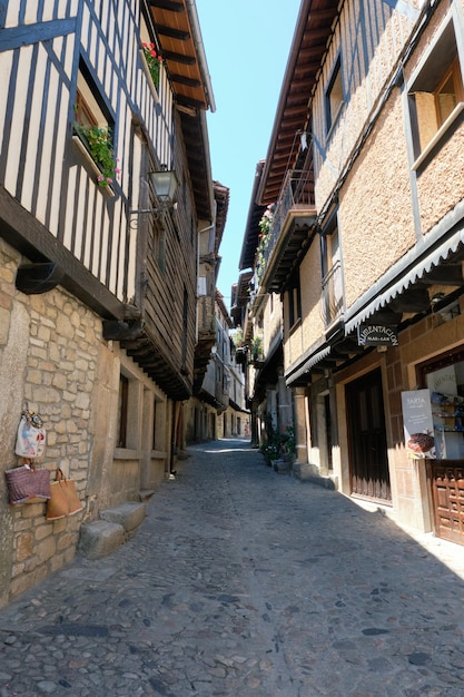 スペインの小さな町、ラ アルベルカの狭い石畳の通り。