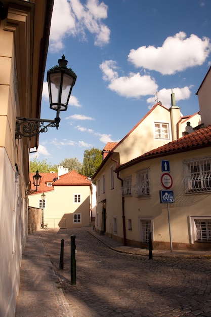 写真 プラハ中心部のアンティークなウォール ランタンのある狭い石畳の通り
