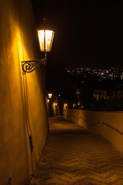 사진 밤에 프라하 중심부에 밝은 골동품 등이 있는 좁은 조약돌 거리