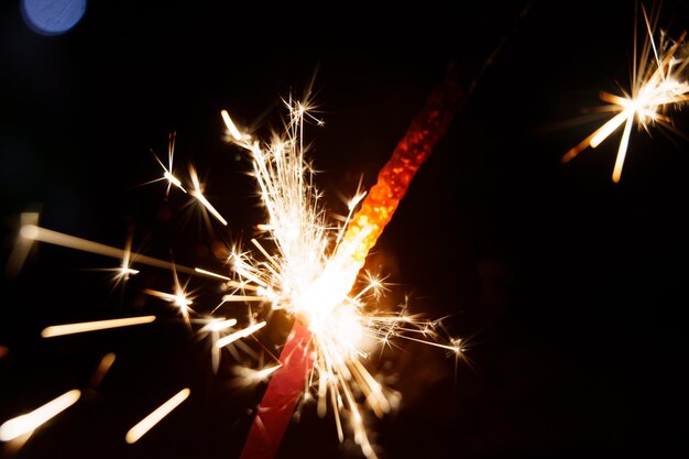 Foto profondità di campo ridotta sparkler alleggerimento sullo sfondo nero