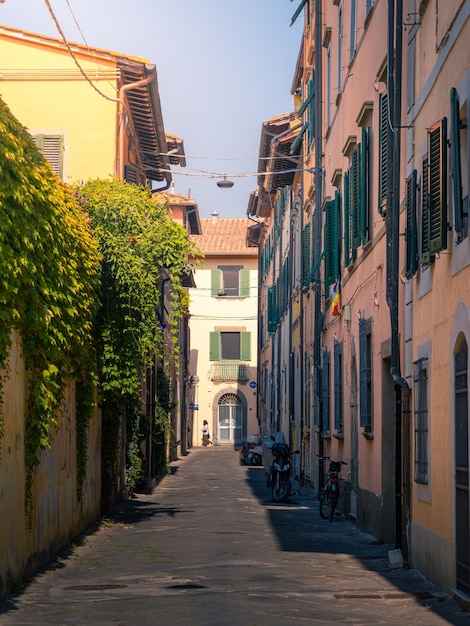Фото Узкая пустая средневековая улица европейского города со старыми красочными жилыми зданиями пиза италия