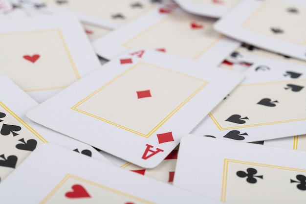 Foto carte da gioco a fuoco ristretto con un asso al centro.