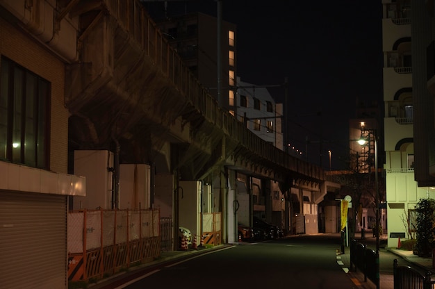 夜の狭い日本通り