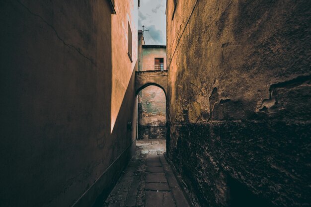 Foto passaggio stretto nella vecchia città in rovina