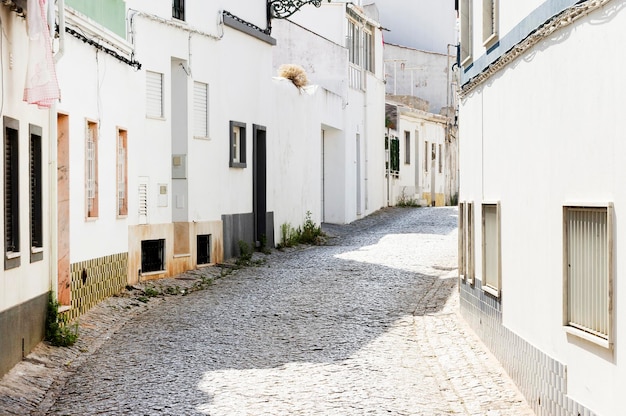 Photo narrow pathway along built structures