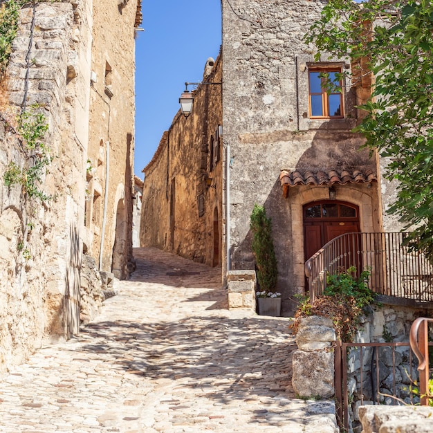 Stretta strada pedonale nella città di lacoste in estate vaucluse francia