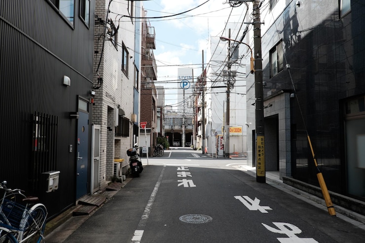 Photo 沿著建築物的窄街