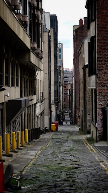 Photo narrow street amidst buildings in city