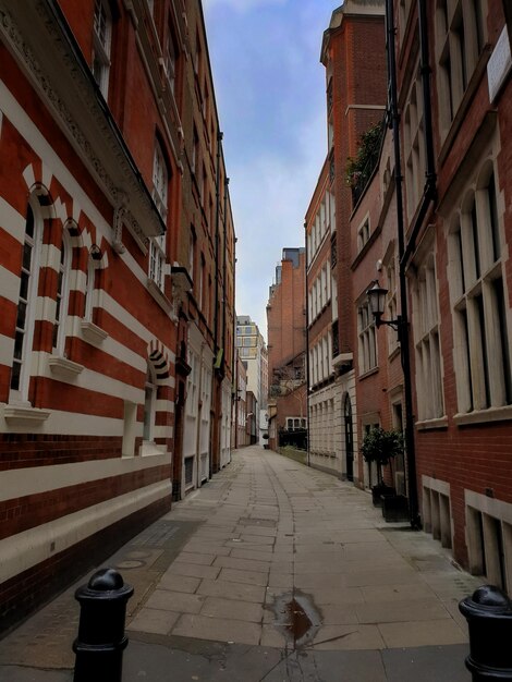 Foto strada stretta in mezzo agli edifici della città