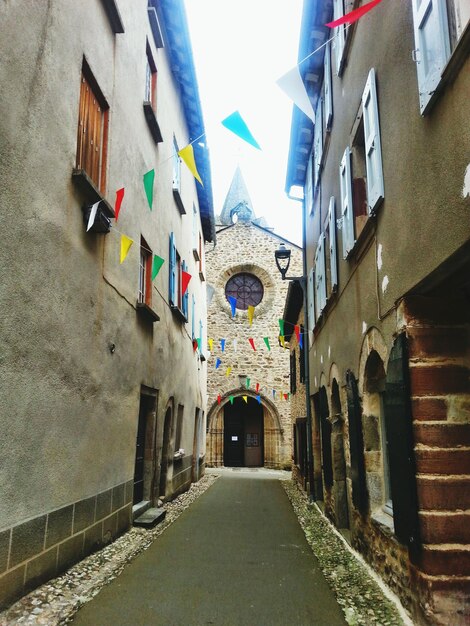 Foto strada stretta in mezzo agli edifici della città.