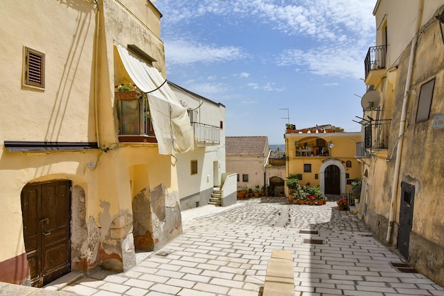 Photo a narrow street among the old houses of irsina in basilicata italy