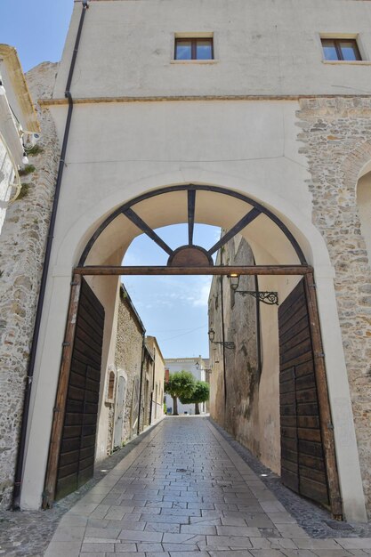 Photo a narrow street among the old houses of irsina in basilicata italy