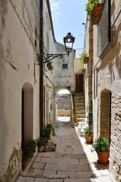 Photo a narrow street among the old houses of irsina in basilicata italy