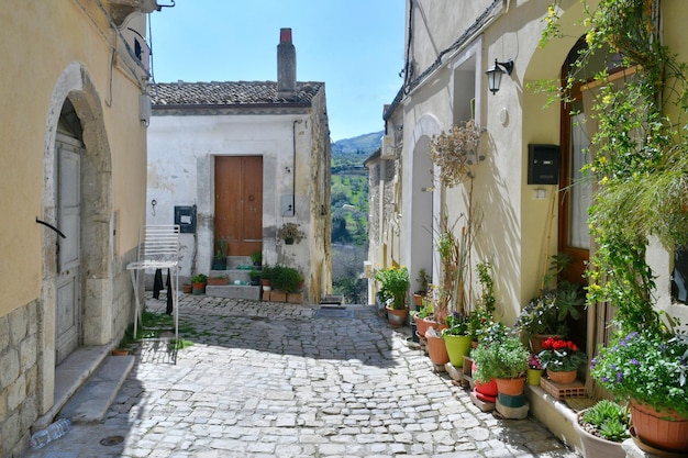 Foto una stradina stretta tra le vecchie case di larino, una città della provincia di campobasso in italia.