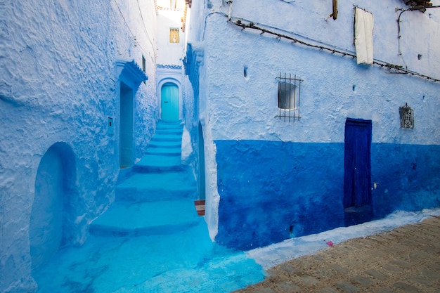 Узкая улица и голубые дома в Шефшауэне Марокко