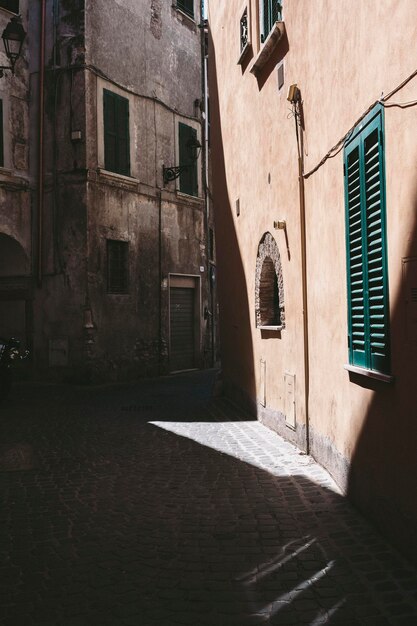 Photo narrow street between buildings