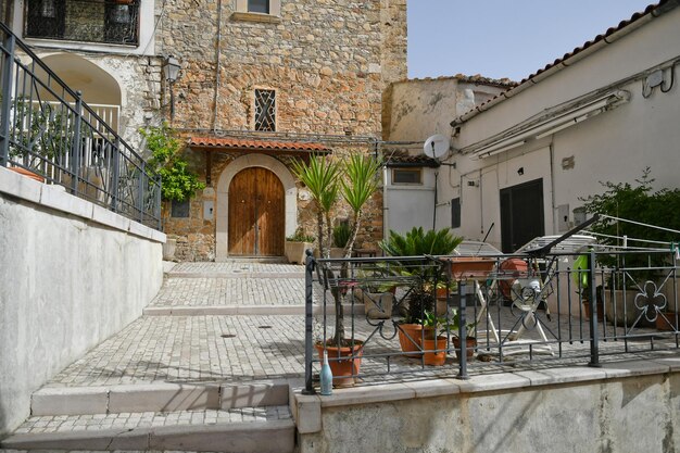 カンデラの狭い通りイタリアのプーリア地方の古い町