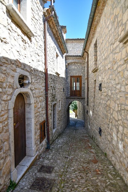Photo a narrow street in gesualdo a small village in the province of avellino italy