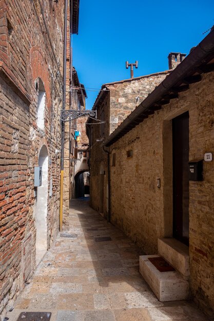 Foto una strada stretta nella piccola città antica di colle val delsa in toscana