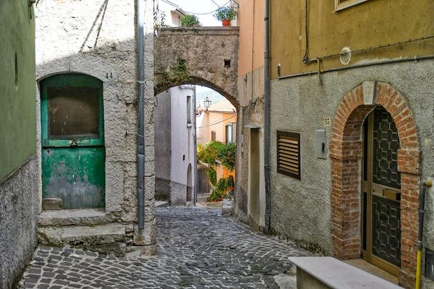 Узкая улица в Лонгано, средневековом городе в регионе Молизе, Италия