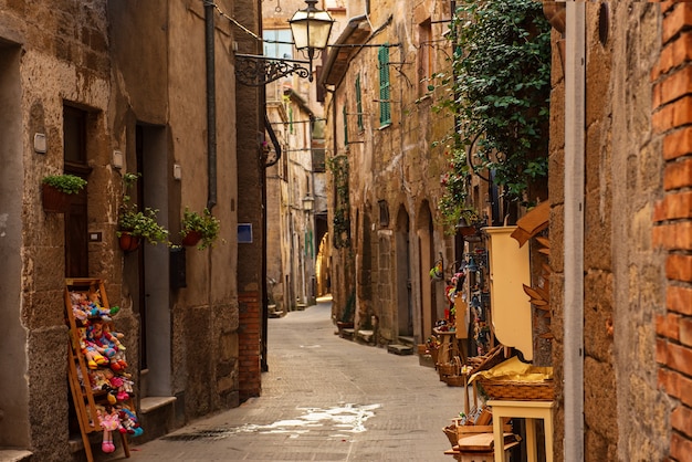 Strada stretta dell'antica città medievale di tufo pitigliano, viaggio in italia sfondo