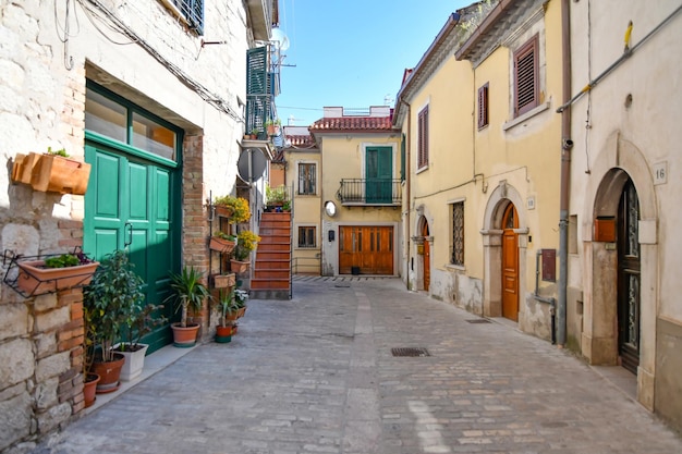 Photo a narrow street of morcone a medieval village in benevento province italy