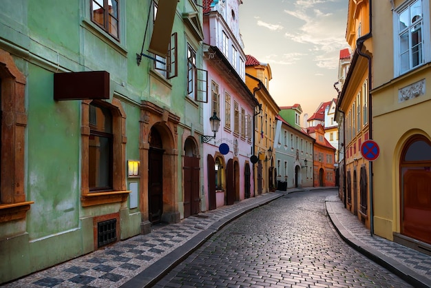日の出のプラハの旧市街の狭い通り