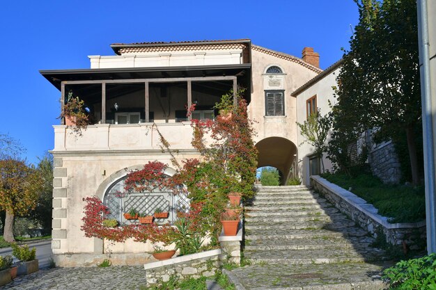 Foto una strada stretta tra le vecchie case di gesualdo, un villaggio medievale della campania in italia