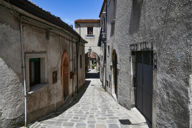 Photo a narrow street between the old houses of marsicovetere a village in basilicata italy