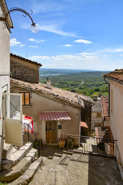 Photo a narrow street between the old houses of morcone a village in campania italy