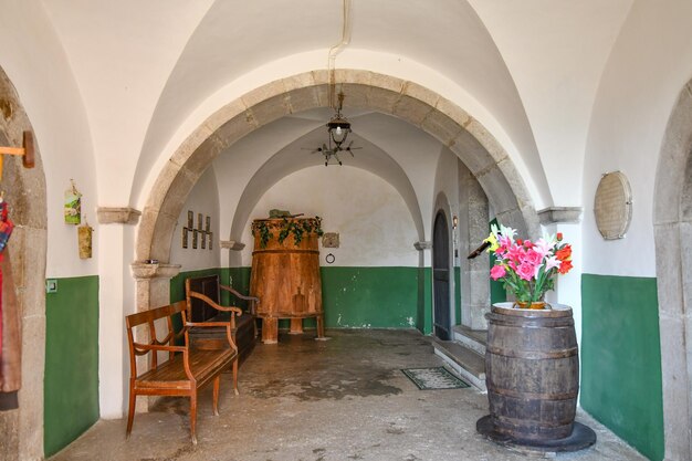 Photo a narrow street between the old houses of morcone a village in campania italy