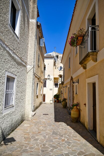 Photo a narrow street in san nicola arcella an old town in the calabria region of italy
