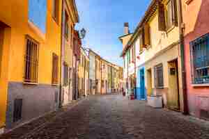 Photo narrow street of the village of fishermen san guiliano with colorful houses and bicycles in early morning in rimini, italy.