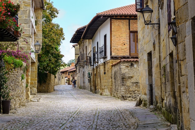 오래된 석조 주택과 조약돌 포장 도로가있는 좁은 거리