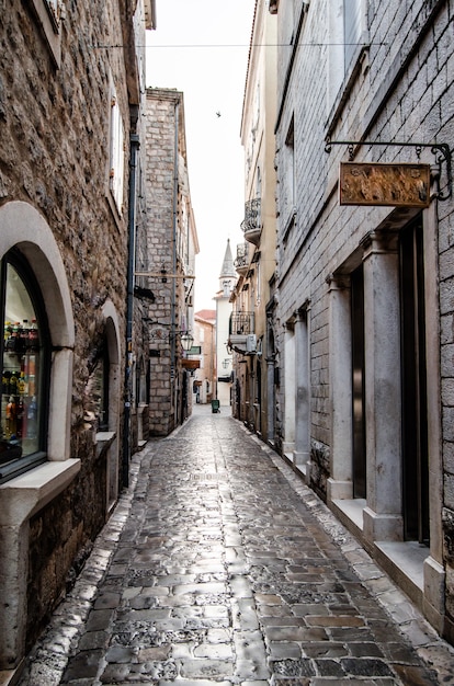 Strade strette della vecchia città di pietra con blocchi di pietra.nei giorni nuvolosi.