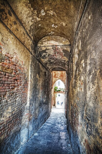 Foto sottopasso stretto a siena in hdr italia