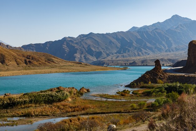Photo naryn river in the mountains of kyrgyzstan.