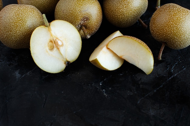 Nashi Pears (appelperen of Aziatische peren) op een donkere achtergrond