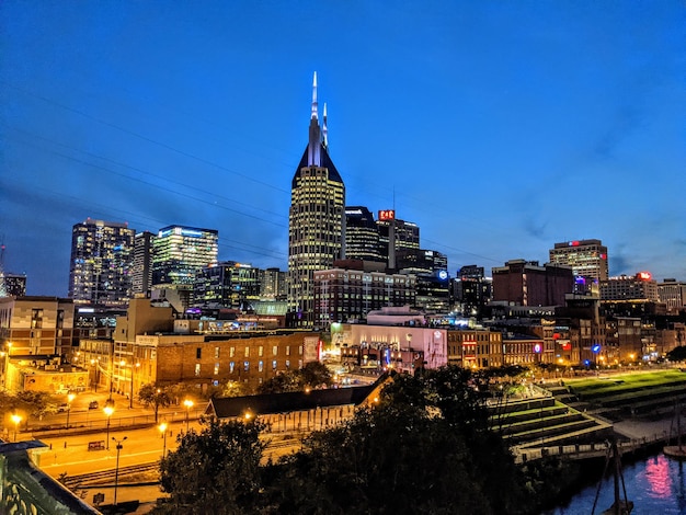 Photo nashville skyline and the batman building